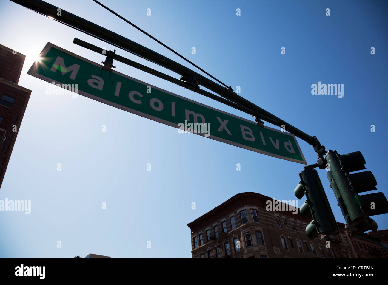 Malcolm x Blvd Straßenschild Malcolm X Boulevard betrachtet den Herzschlag von Harlem Stockfoto