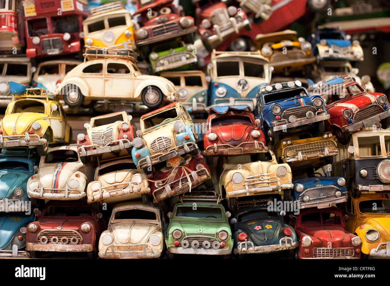 Modellautos-Spielzeug aufgetürmt hoch auf einem Markt in Istanbul, großer Basar, Istanbul, Türkei. Stockfoto