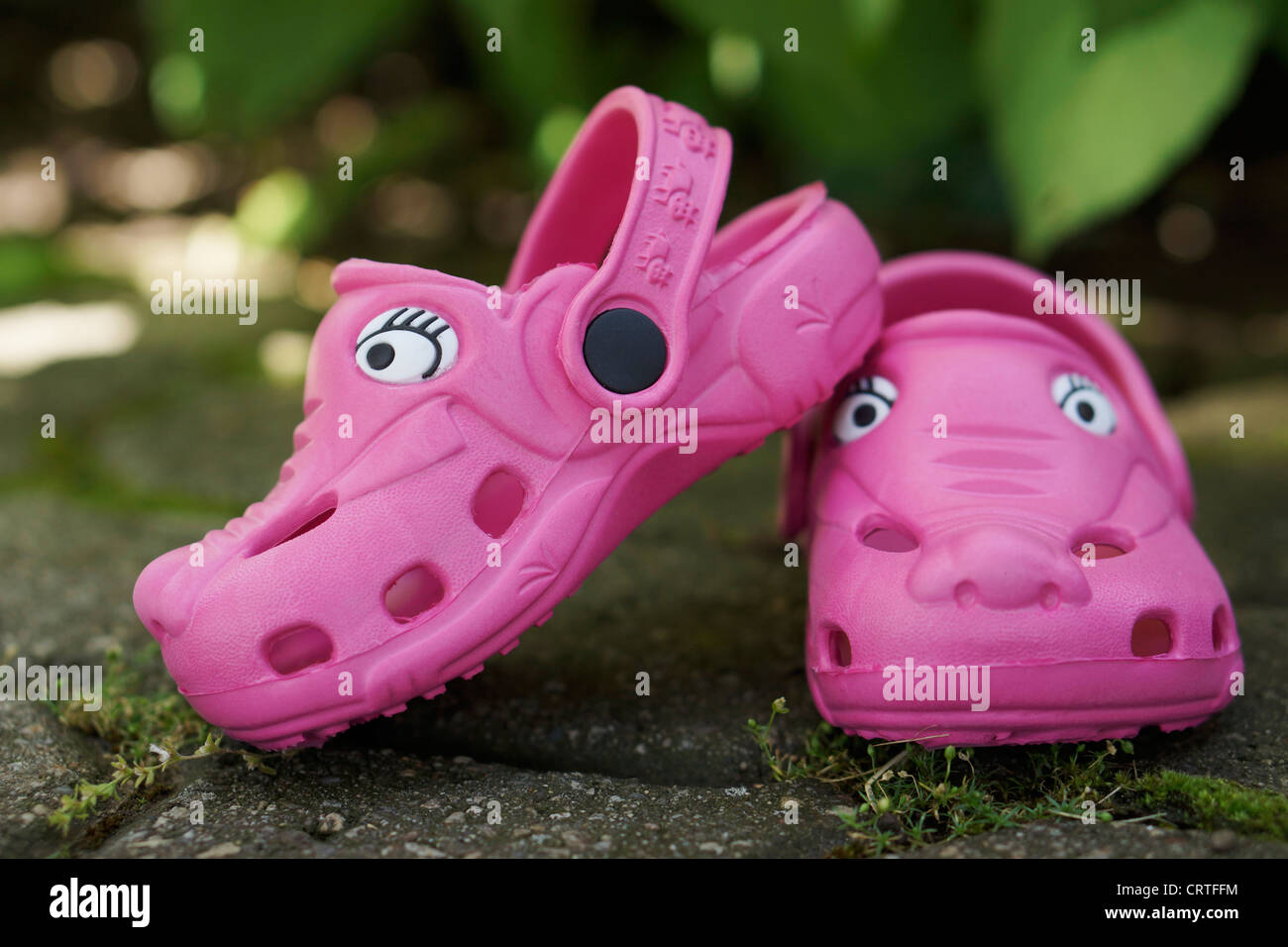 Rosa Kunststoff-Clogs Stockfoto