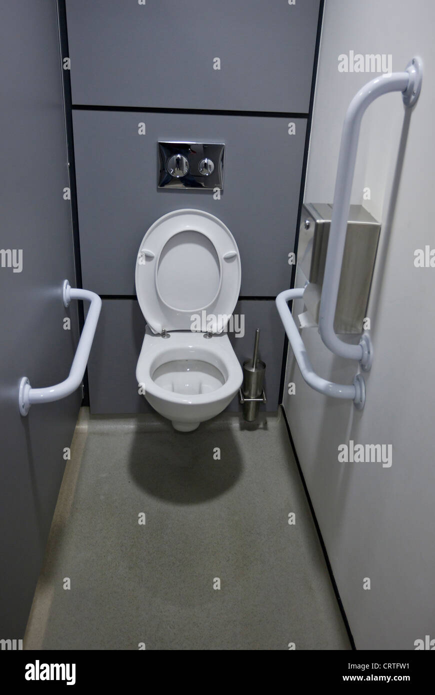 Behinderten-WC in einer Kabine. Stockfoto