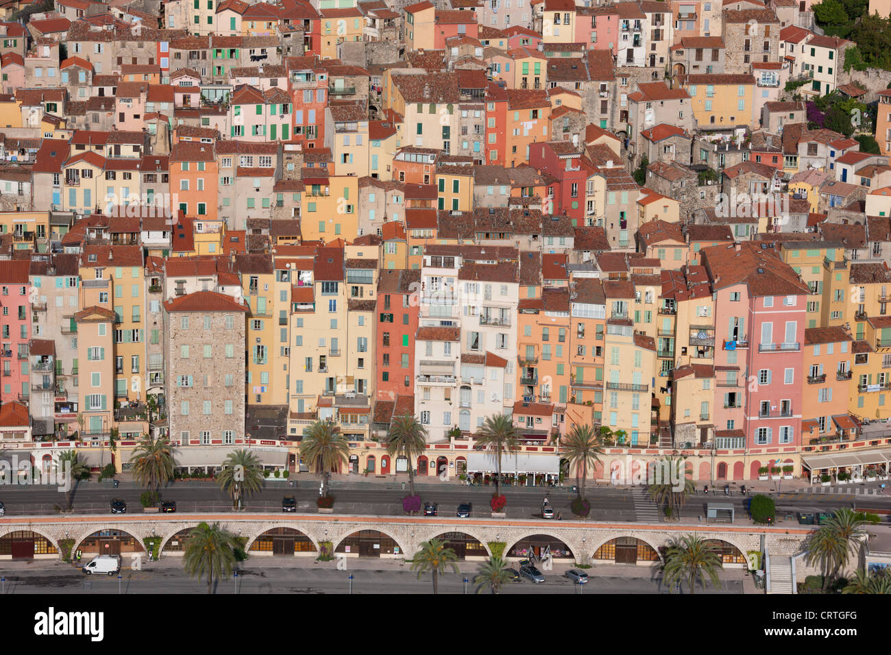 LUFTAUFNAHME. Die Altstadt von Menton. Alpes-Maritimes, Französische Riviera, Frankreich. Stockfoto