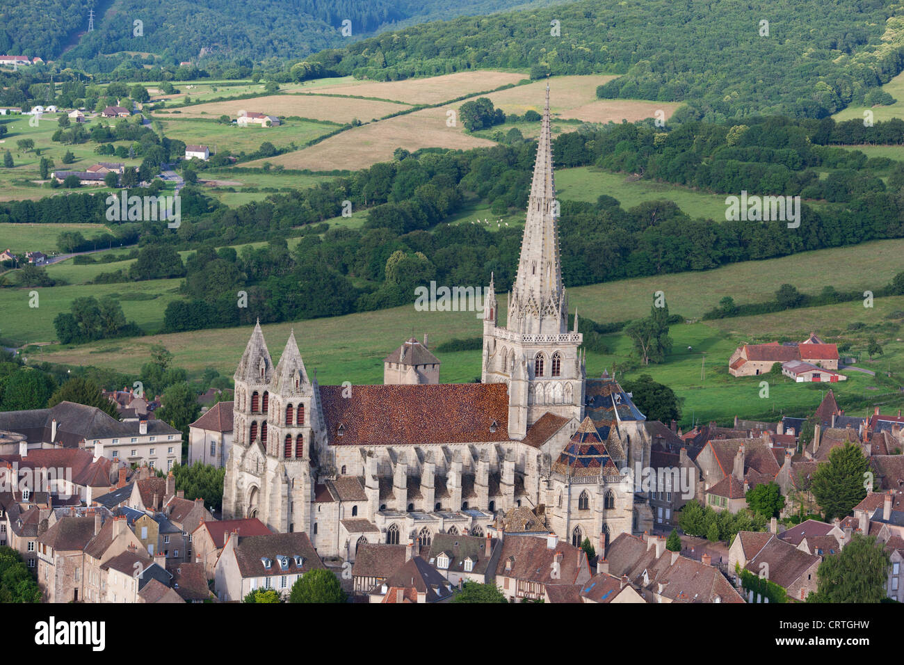 LUFTAUFNAHME. Saint-Lazarus Kathedrale. Autun, Saône-et-Loire, Bourgogne-Franche-Comté, Frankreich. Stockfoto
