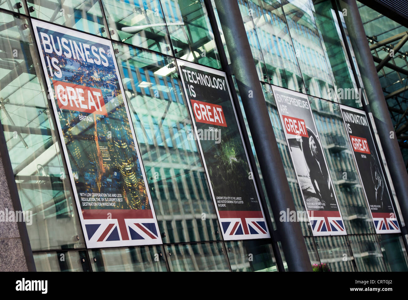 Großbritannien Plakatkampagne. Victoria Street, London, England Stockfoto