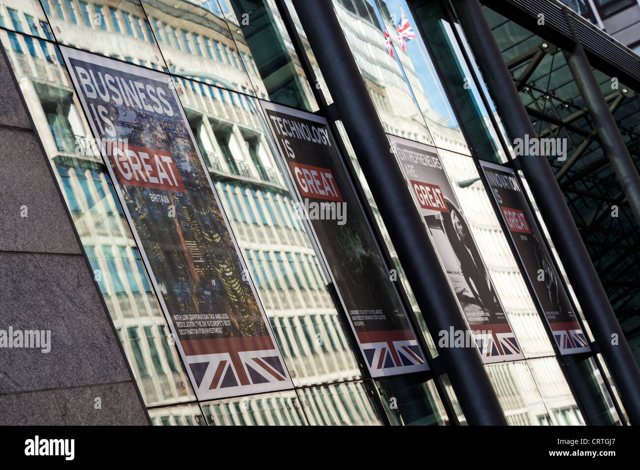 Großbritannien Plakatkampagne. Victoria Street, London, England Stockfoto