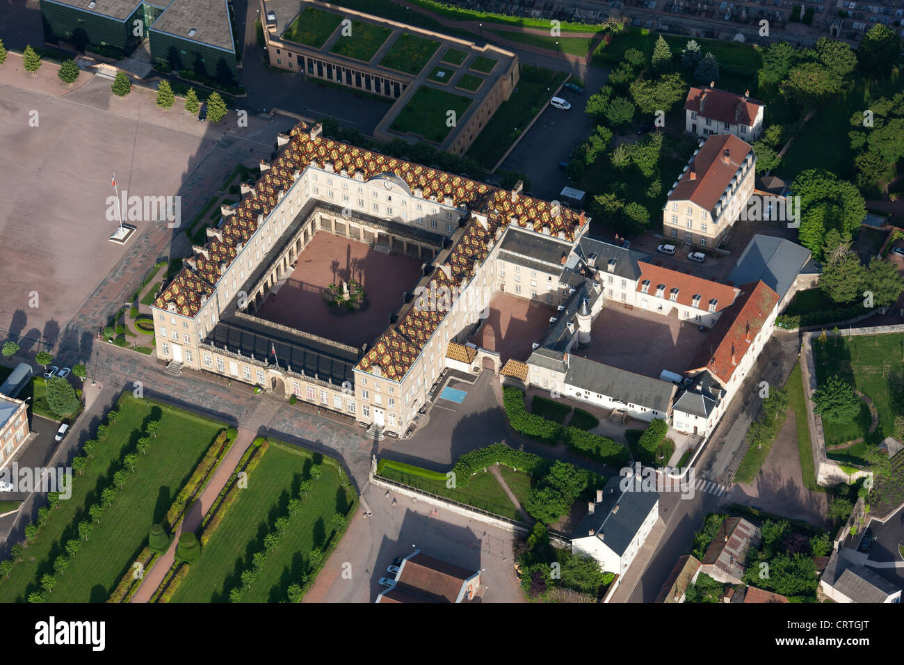 LUFTAUFNAHME. Militärakademie (Lycée Militaire). Autun, Saône-et-Loire, Bourgogne-Franche-Comté, Frankreich. Stockfoto