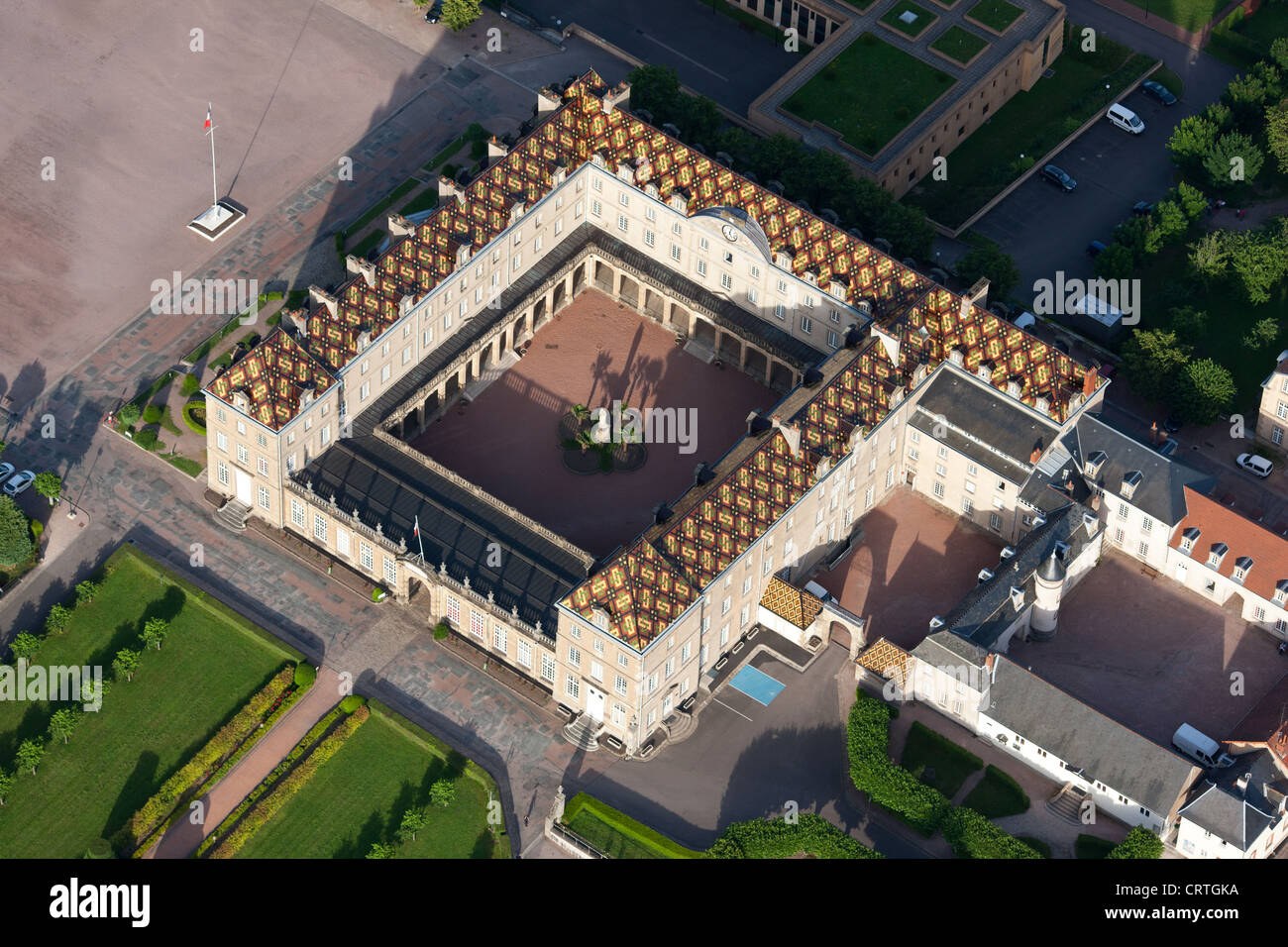 LUFTAUFNAHME. Militärakademie (Lycée Militaire). Autun, Saône-et-Loire, Bourgogne-Franche-Comté, Frankreich. Stockfoto