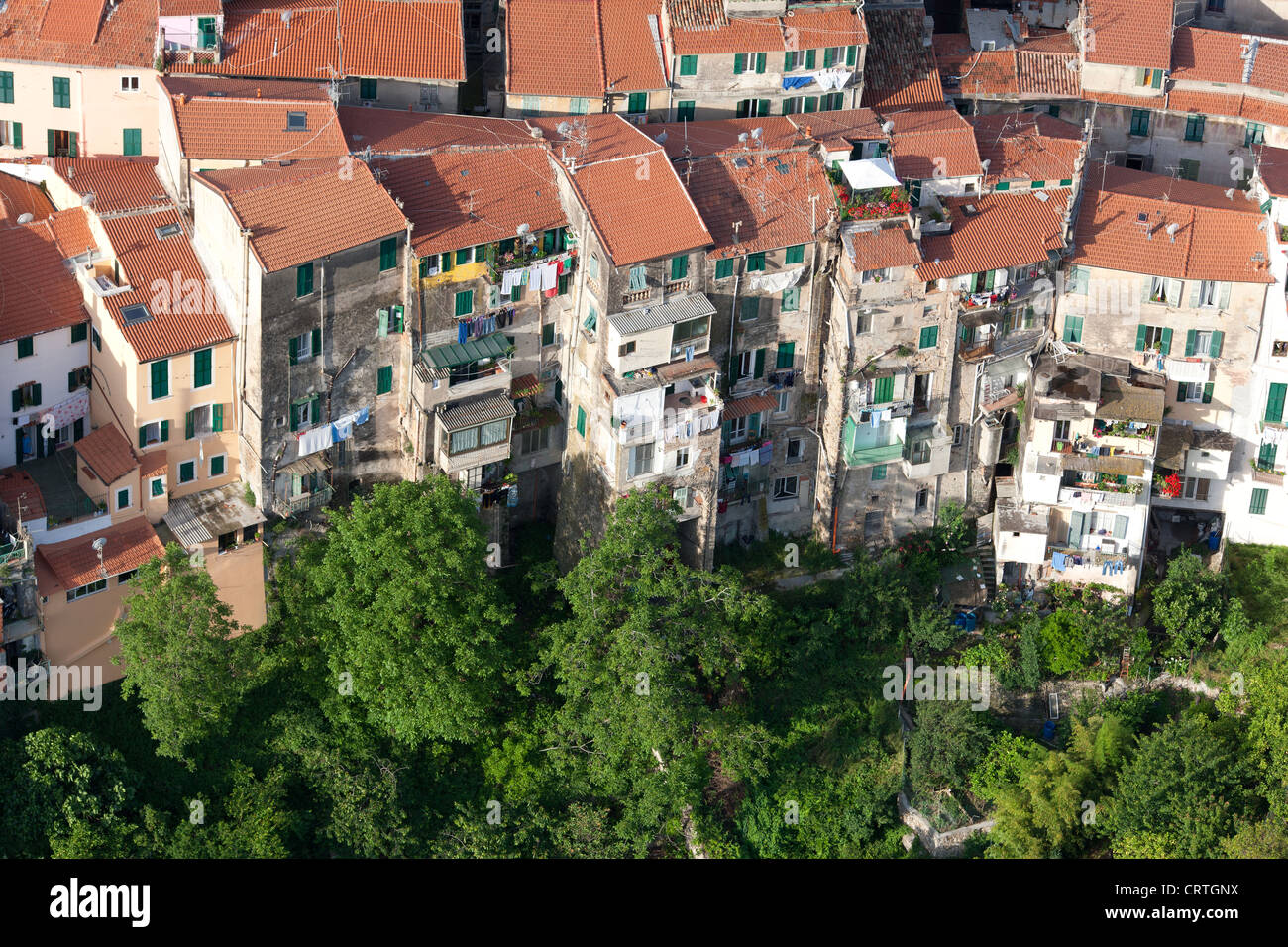 LUFTAUFNAHME. Die Altstadt von Ventimiglia Alta. Italienische Riviera, Provinz Imperia, Ligurien, Italien. Stockfoto