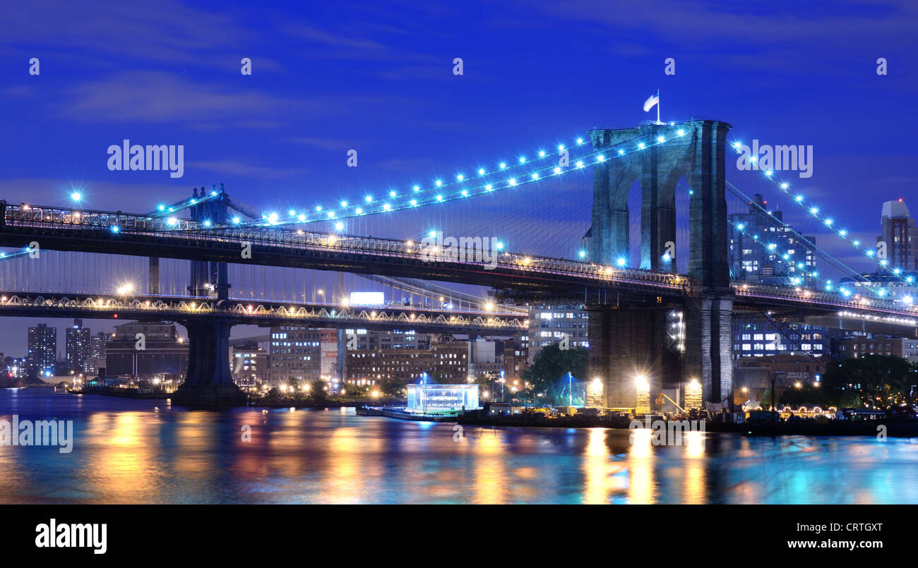 Brooklyn Bridge und Manhattan Bridge über den East River Richtung Brooklyn in New York City. Stockfoto