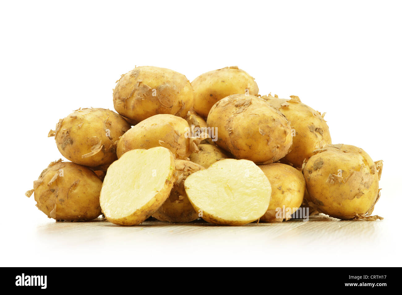 Rohen Kartoffeln isoliert auf weiss Stockfoto