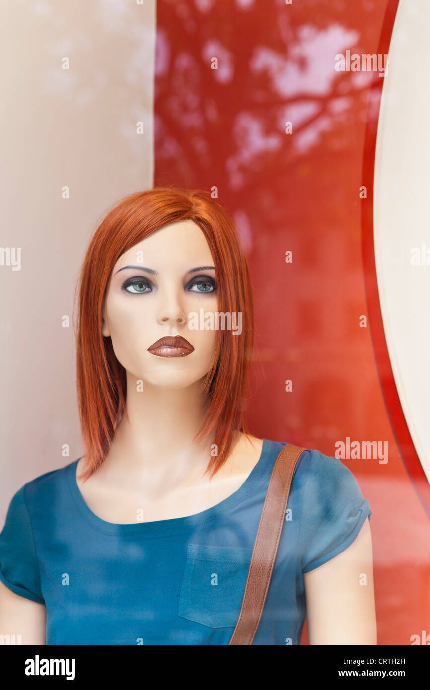 Porträt einer Frau, die im Schaufenster dummy. Stockfoto
