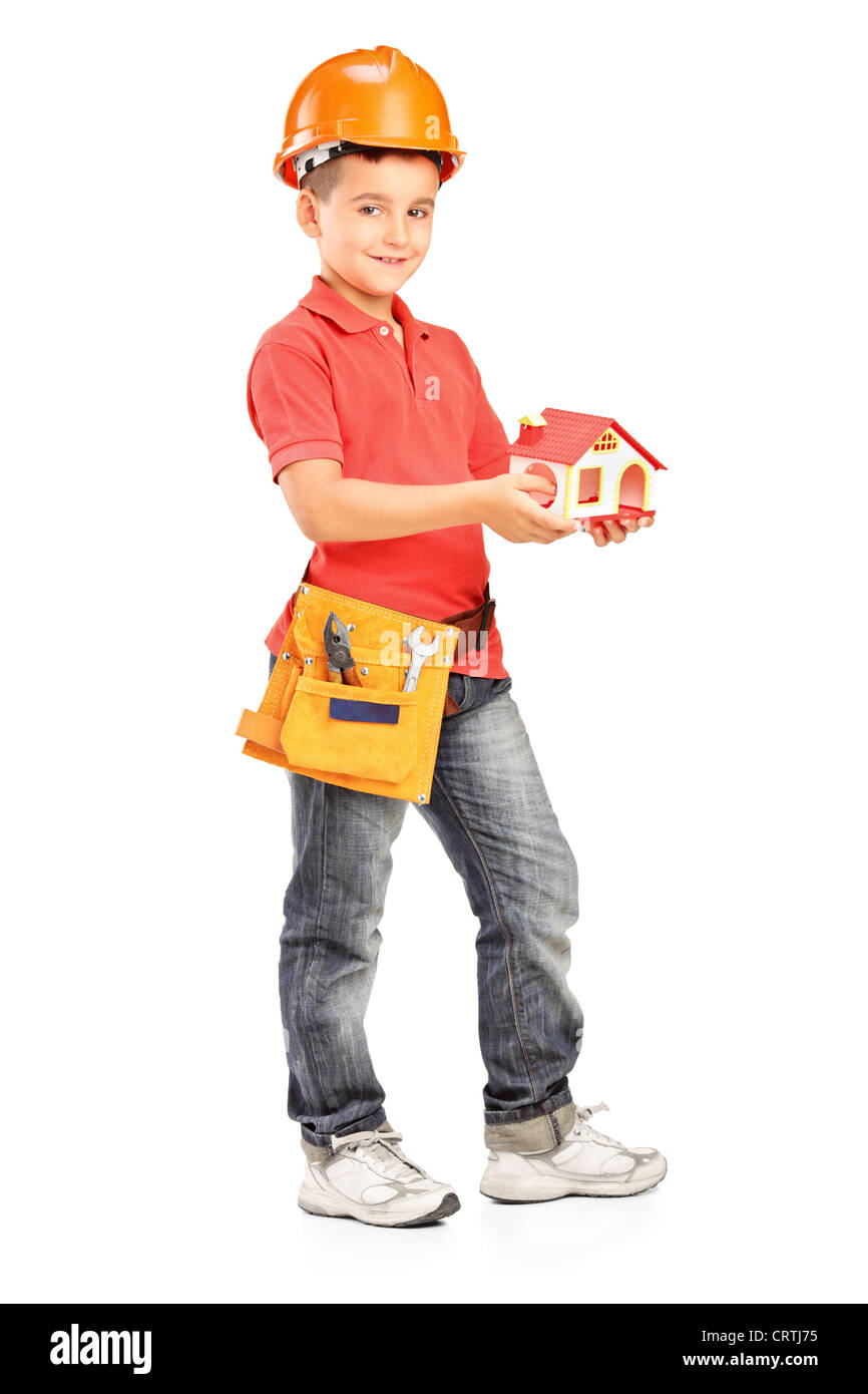In voller Länge Portrait eines Kindes mit Helm, ein Modell des Hauses isoliert auf weißem Hintergrund Stockfoto