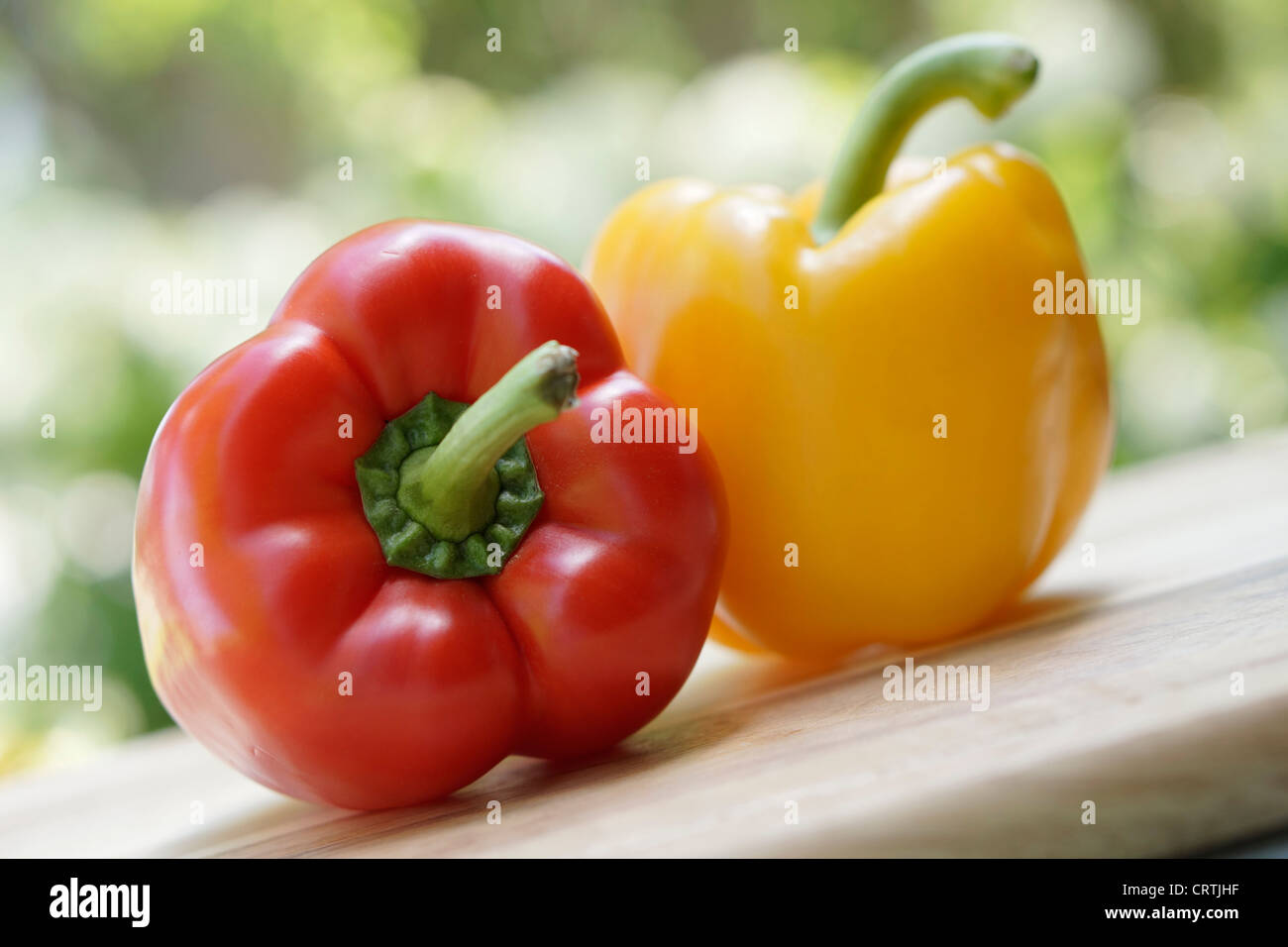 Paprika, rote und gelbe Paprika auf Schneidebrett Stockfoto