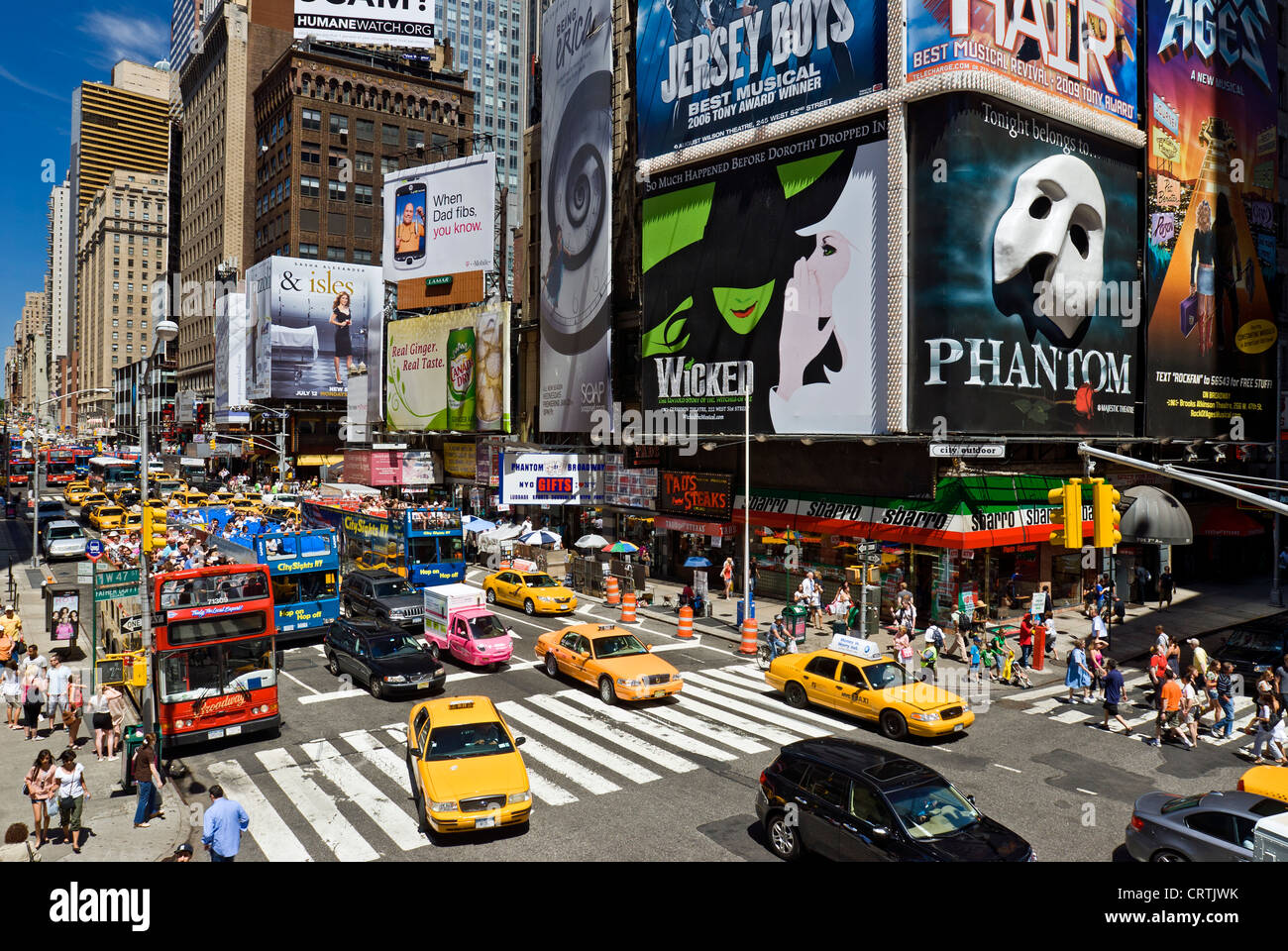 Verkehr und Taxis auf Seventh Avenue, Times Square, New York City. Stockfoto