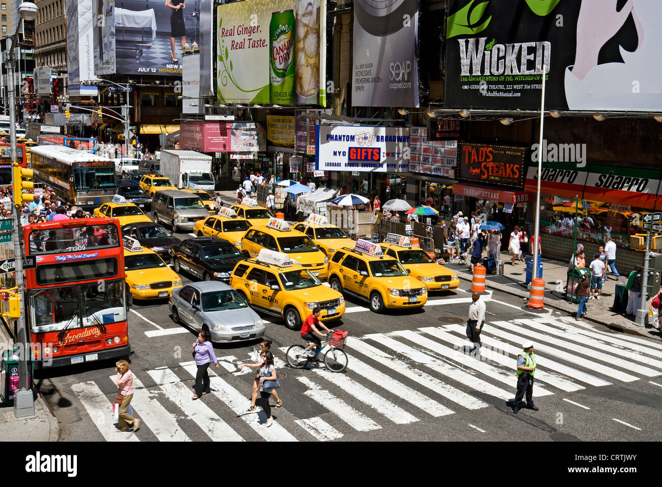 Verkehr und Taxis auf Seventh Avenue, Times Square, New York City. Stockfoto