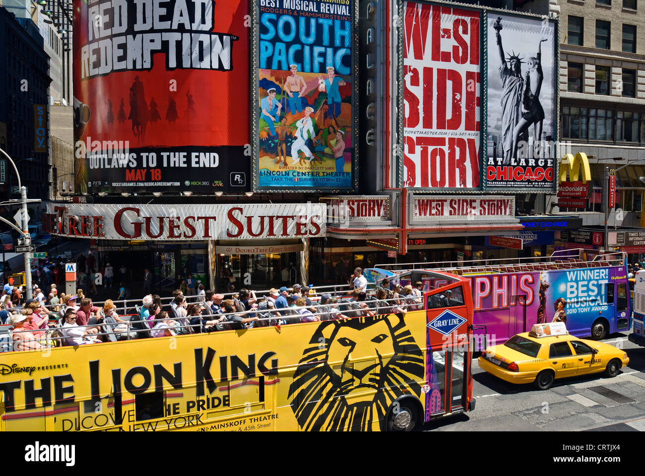 Times Square in New York City während der Tageszeit, Touristenbus und Broadway zeigen Plakatwände. Stockfoto