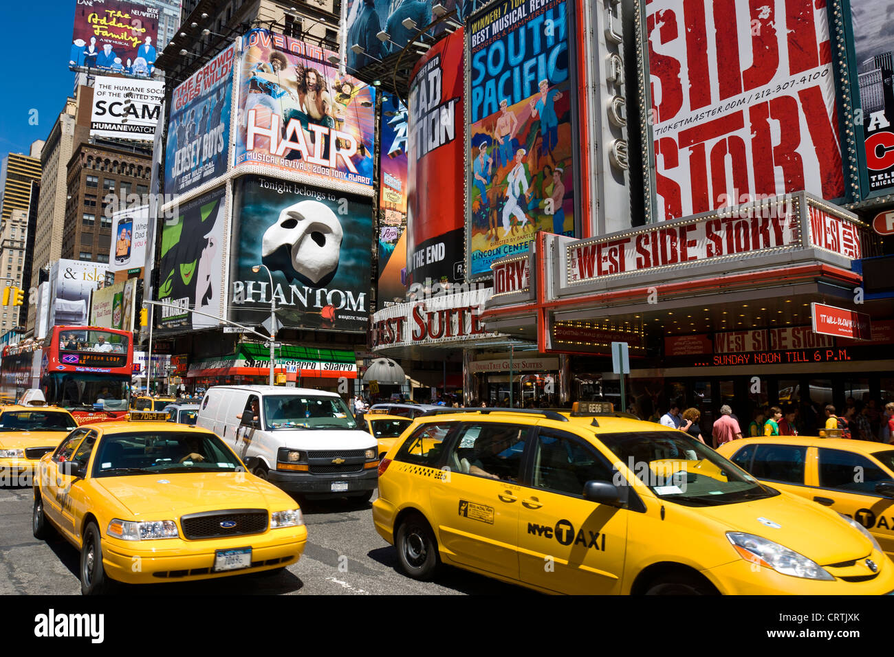 New York Times quadratische gelbe Taxi, New York City tagsüber Broadway Theater Billboards und gelben Taxis Stockfoto