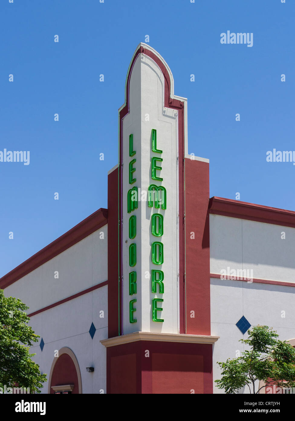 Eine Ecke montiert vertikale Art-deco-Stil Film Theater Zeichen in das Zentraltal Stadt Lemoore, California. Stockfoto