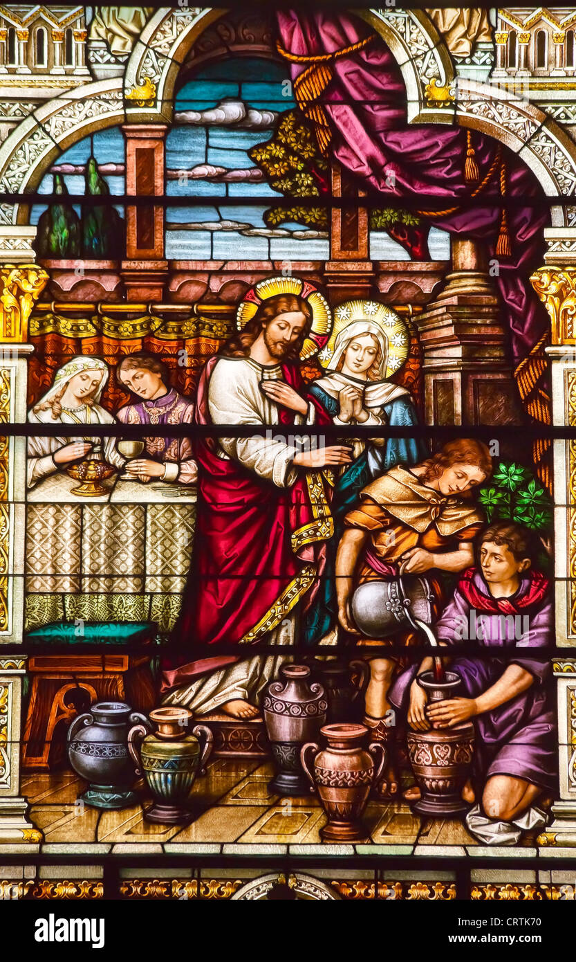 Jesus verwandelt Wasser in Wein bei Cana Glasmalerei Sankt Peter und Paul Kirche fertiggestellt 1924 San Francisco Kalifornien Stockfoto