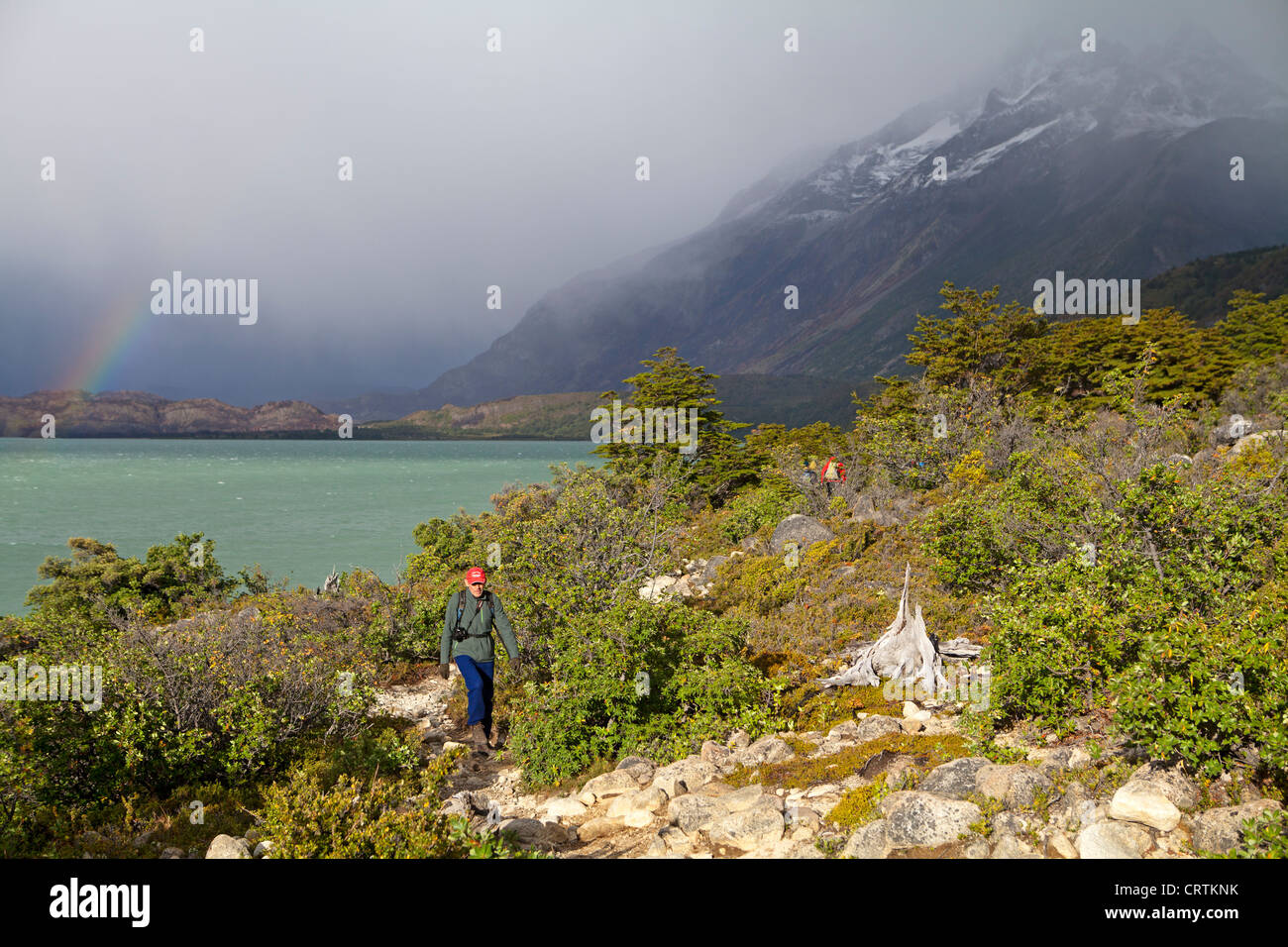 Wanderer am Ufer des Lago Nordenskjold im Torres del Paine Nationalpark Stockfoto