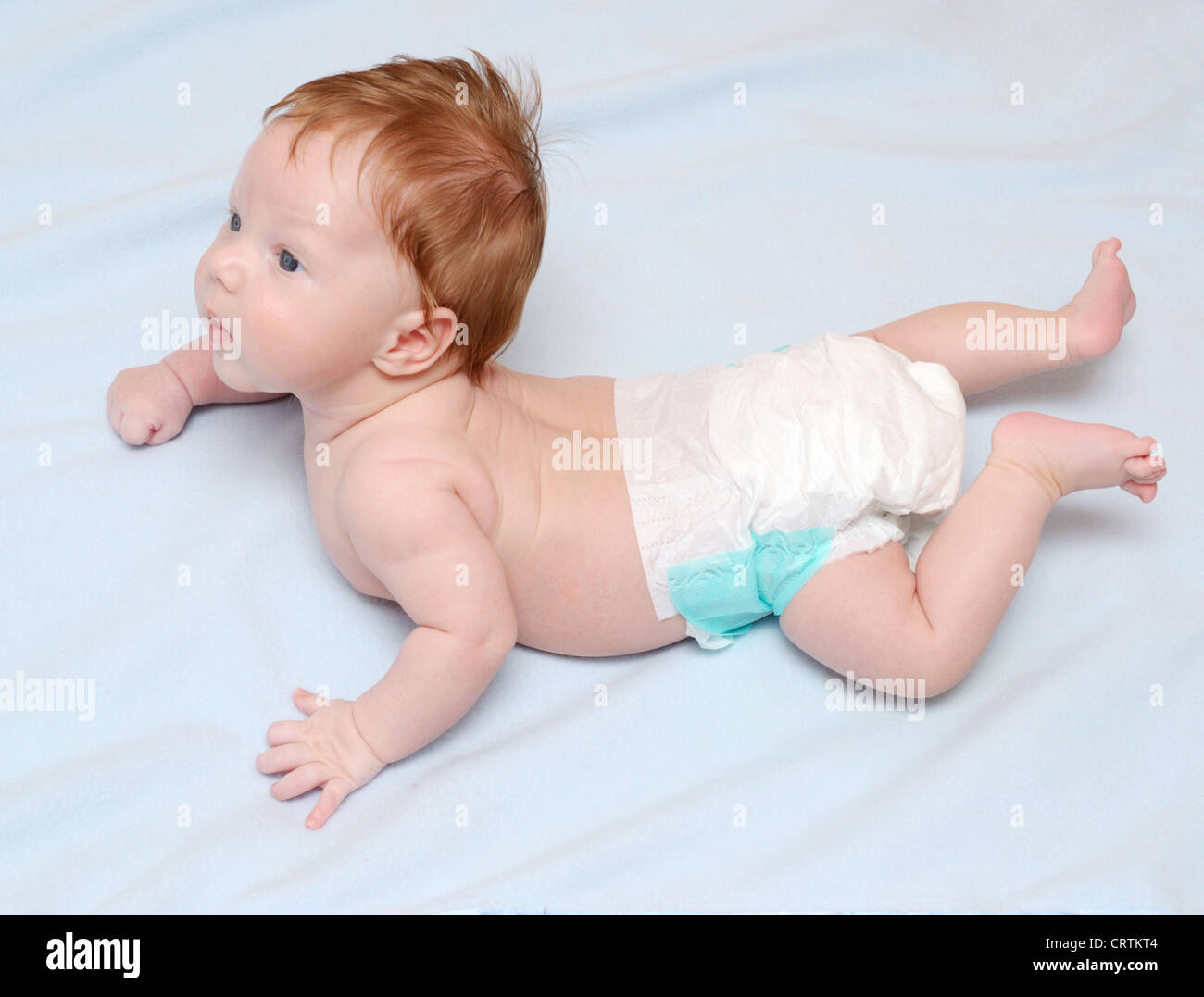 Baby liegend auf blaue Decke Stockfoto
