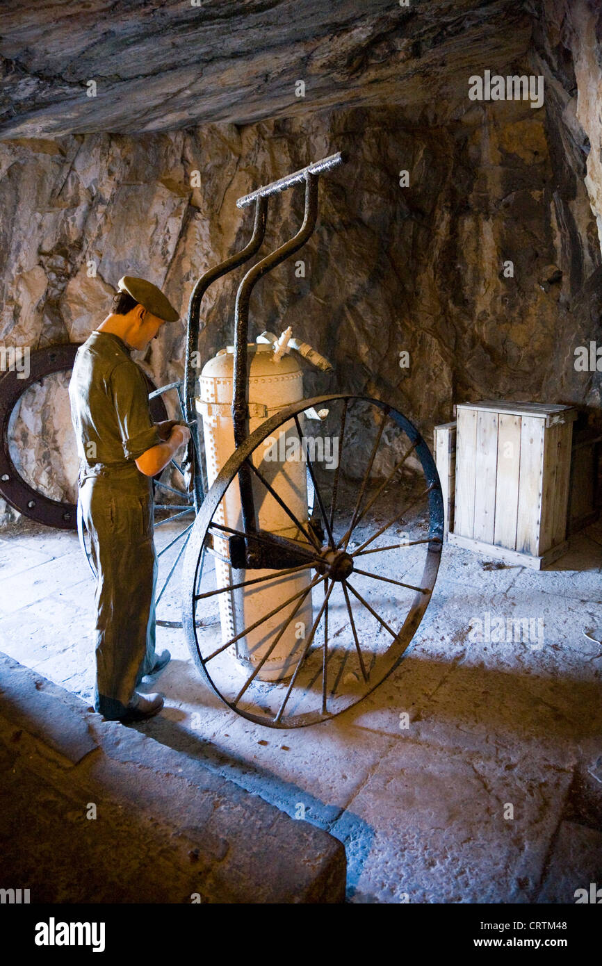 Modell Figur Erholung von WW2 Tunnel Szene britische / englische Soldat & Ausrüstung in Great Siege Tunnels; Der Felsen von Gibraltar. Stockfoto