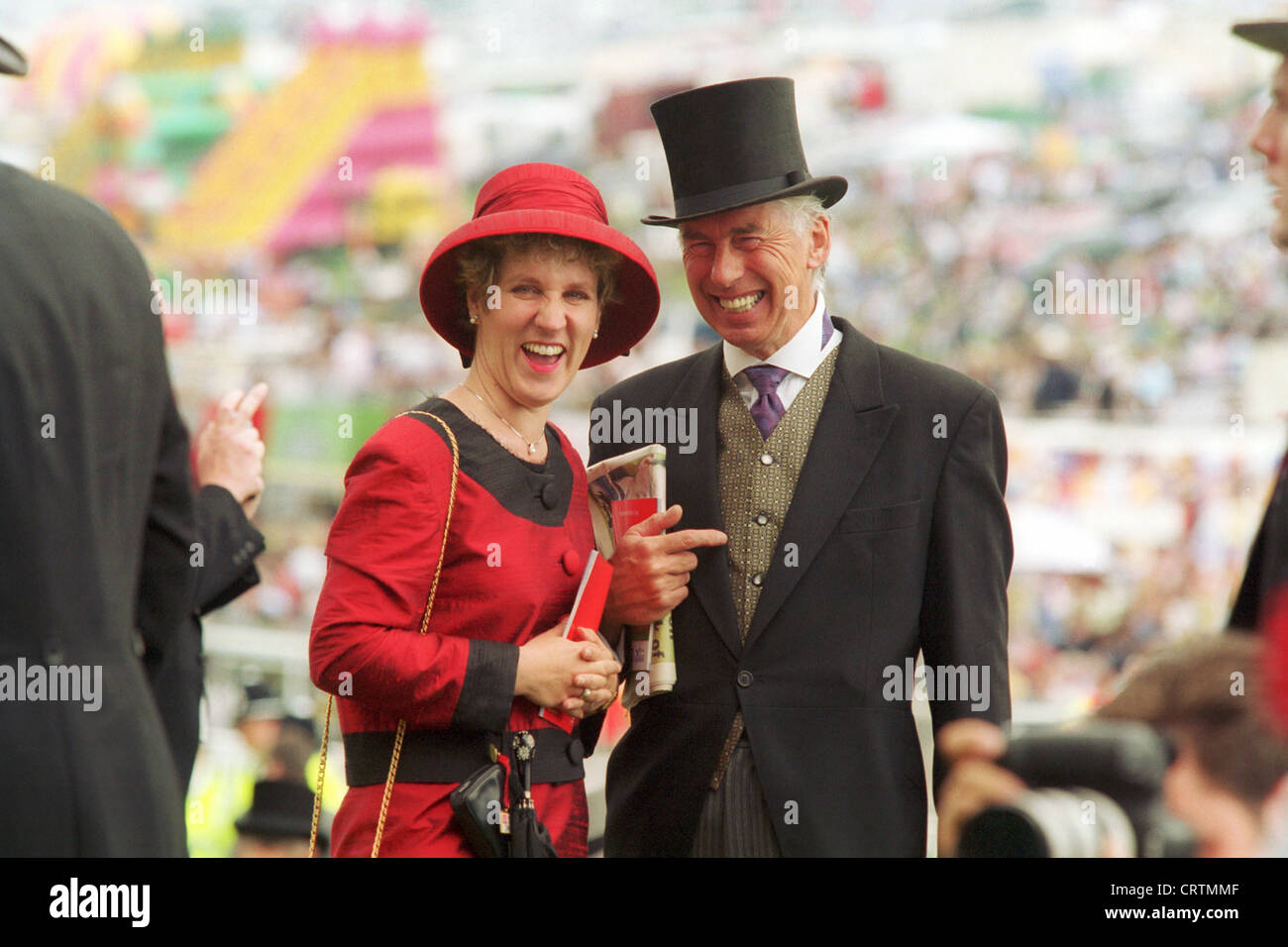 Lachende Zuschauer auf der Rennbahn Epsom Downs mit Hut und Zylinder Stockfoto
