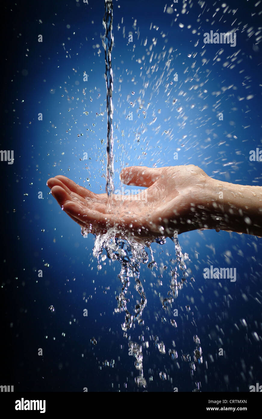 Zarte Frauenhand holt Wasserstrahl Stockfoto