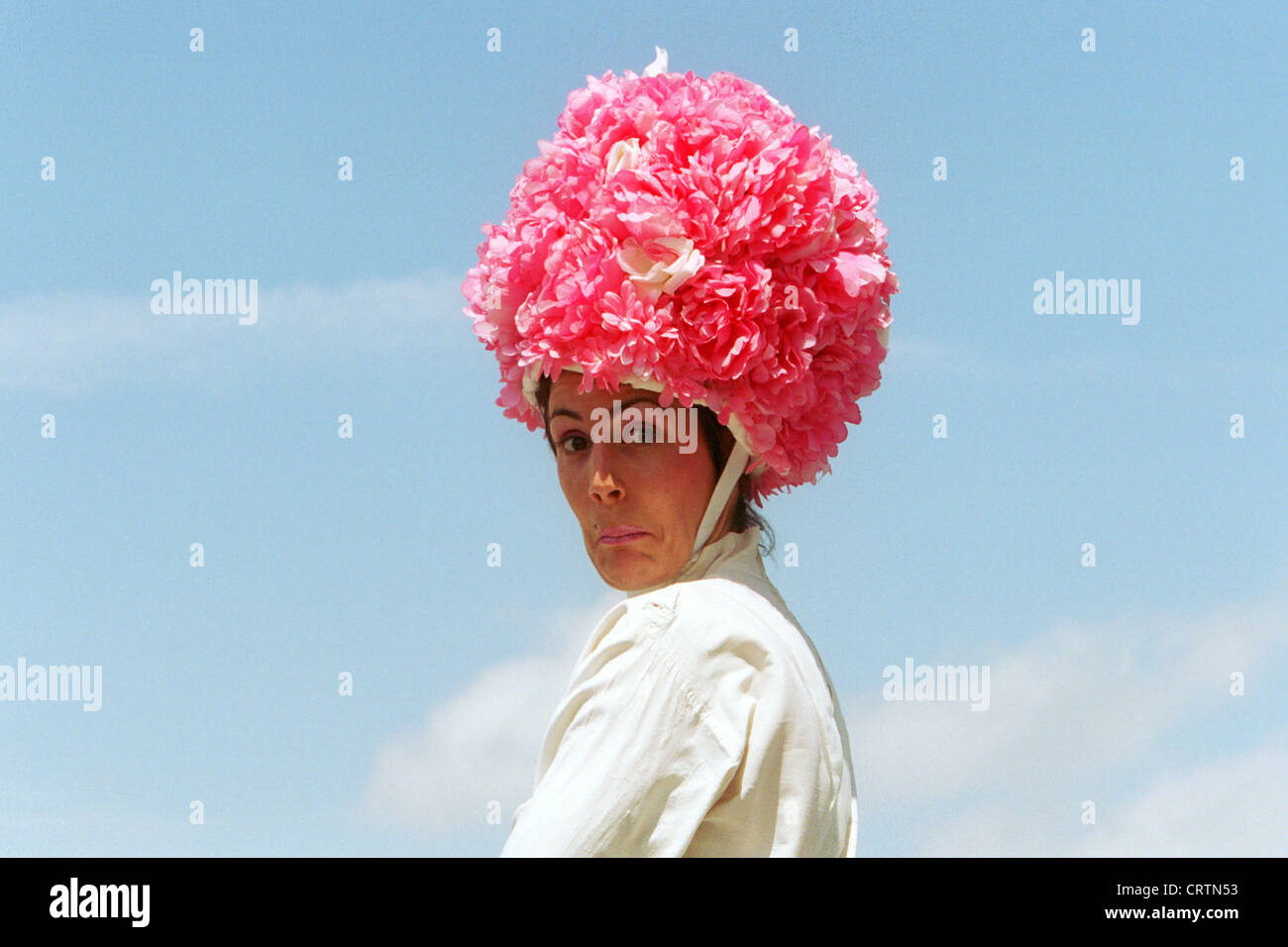 Frau mit einem extravaganten Hut in Epsom Downs Racecourse Stockfoto