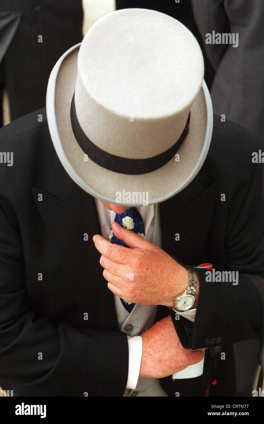 Ein Zuschauer auf das Epsom Downs Racecourse mit Zylinder Stockfoto