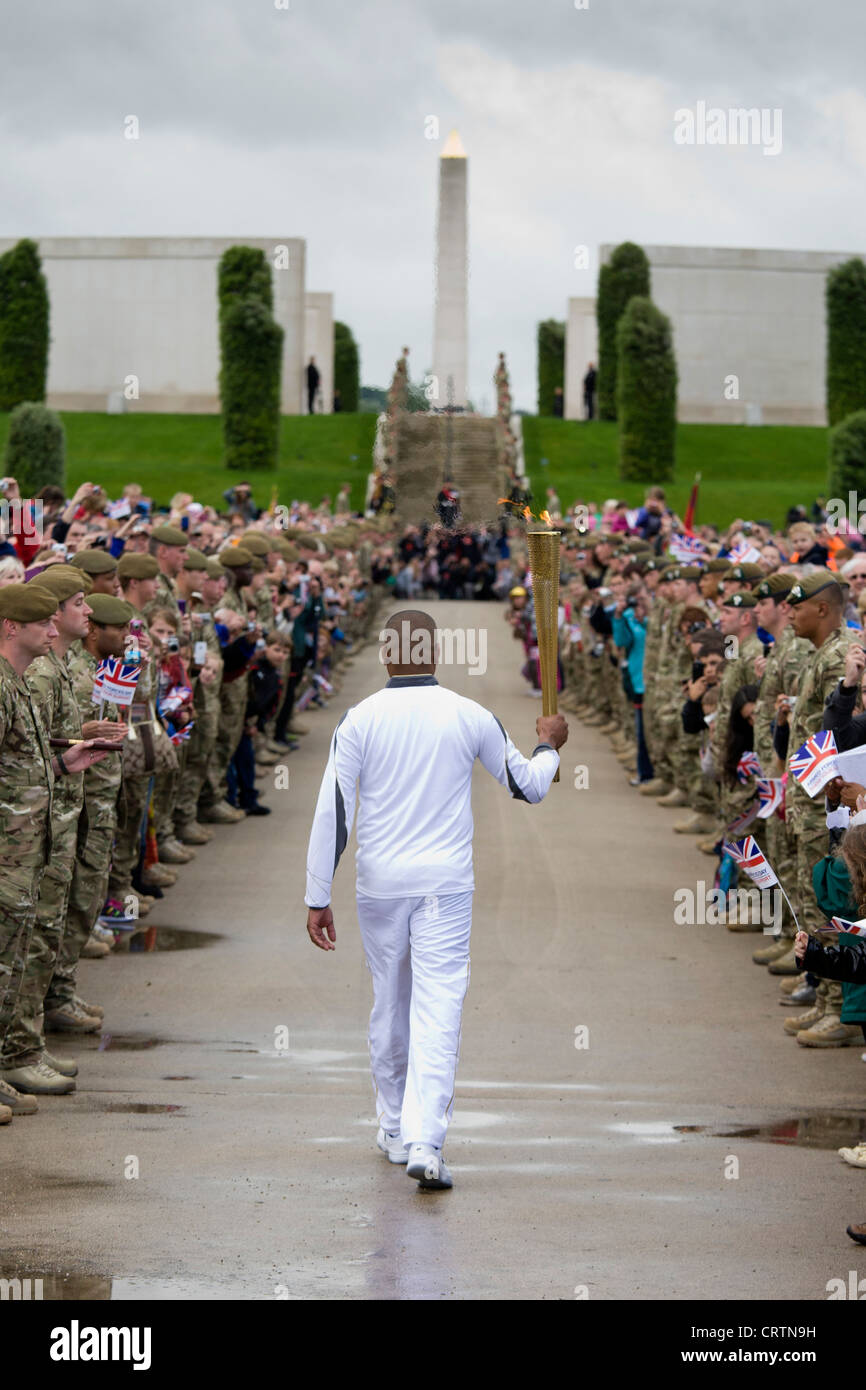 CPL Johnson Beharry VC die Olympische Fackel in The National Memorial Arboretum auf Armed Forces Day 2012 Stockfoto