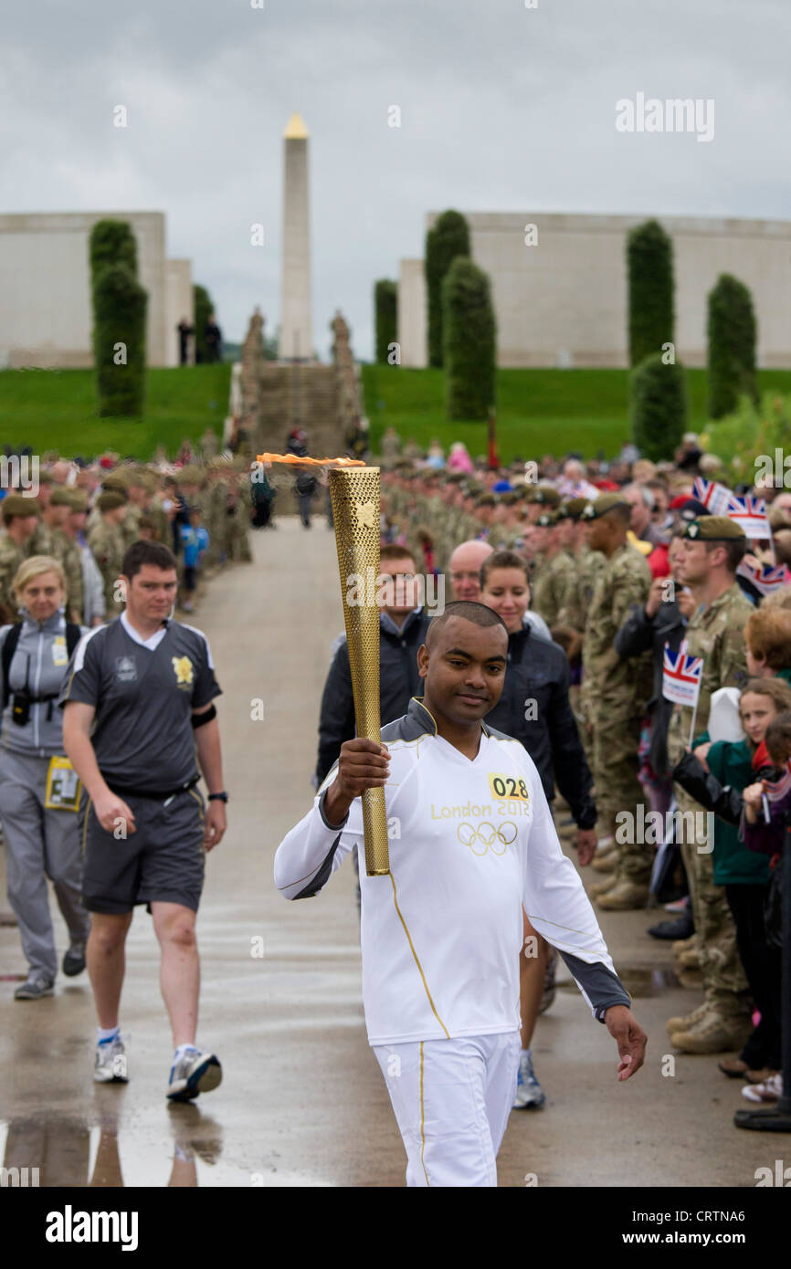 CPL Johnson Beharry VC die Olympische Fackel in The National Memorial Arboretum auf Armed Forces Day 2012 Stockfoto