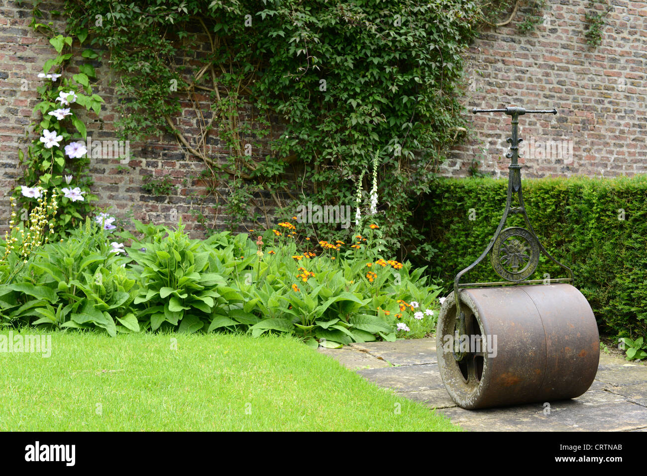 Rasen-Roller in der ummauerten Garten Stockfoto