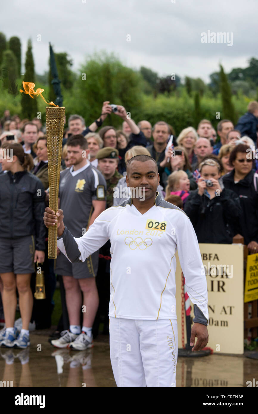 CPL Johnson Beharry VC die Olympische Fackel in The National Memorial Arboretum auf Armed Forces Day 2012 Stockfoto