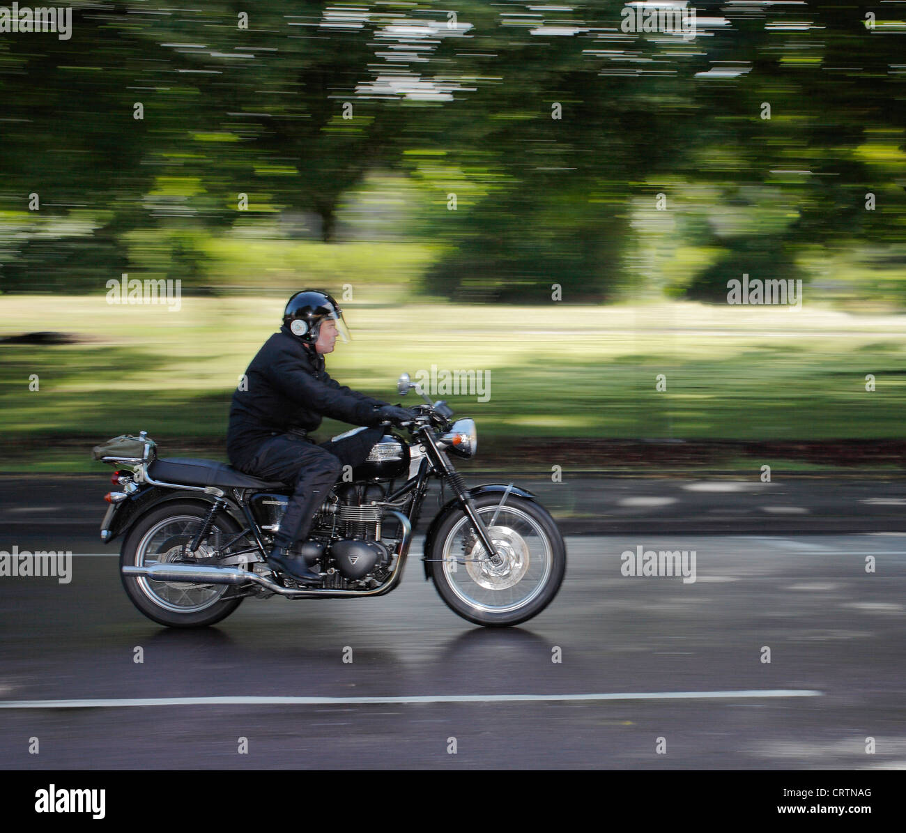 Neue Triumph Bonneville T100 mit Geschwindigkeit. Stockfoto