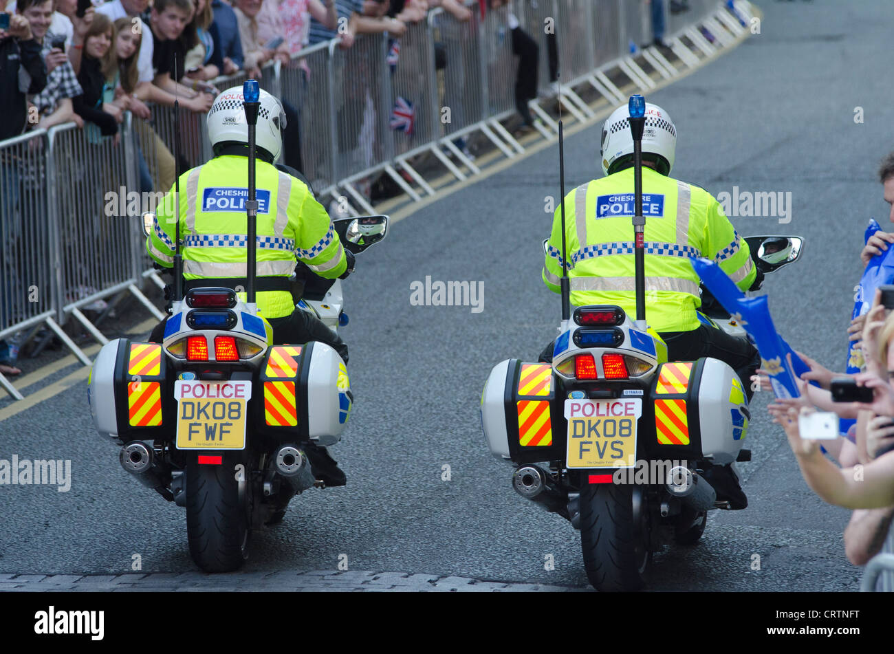 Zwei Polizei-Motorrad-Fahrer in Chester Stadtzentrum während des Olympischen Fackellaufs Stockfoto