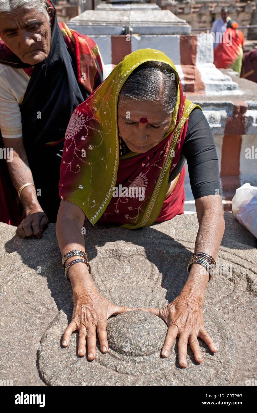Indische Frau verehren einen heiligen Stein (hindu-Ritual). Virupaksha Tempel. Hampi. Indien Stockfoto