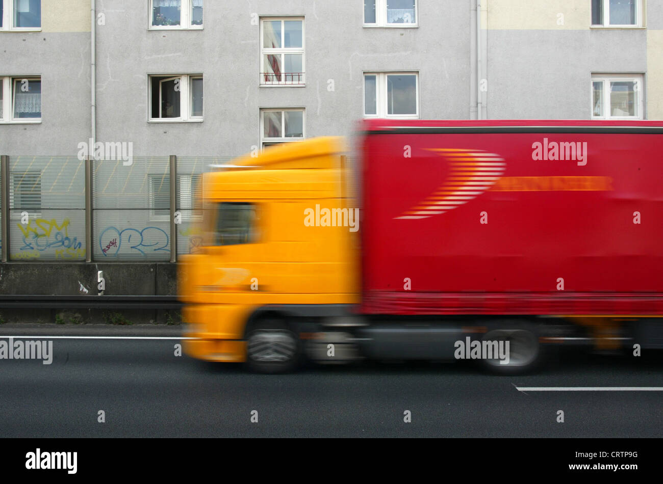 Eine LKW-Fahrt auf der A40 durch das Zentrum von Essen Stockfoto