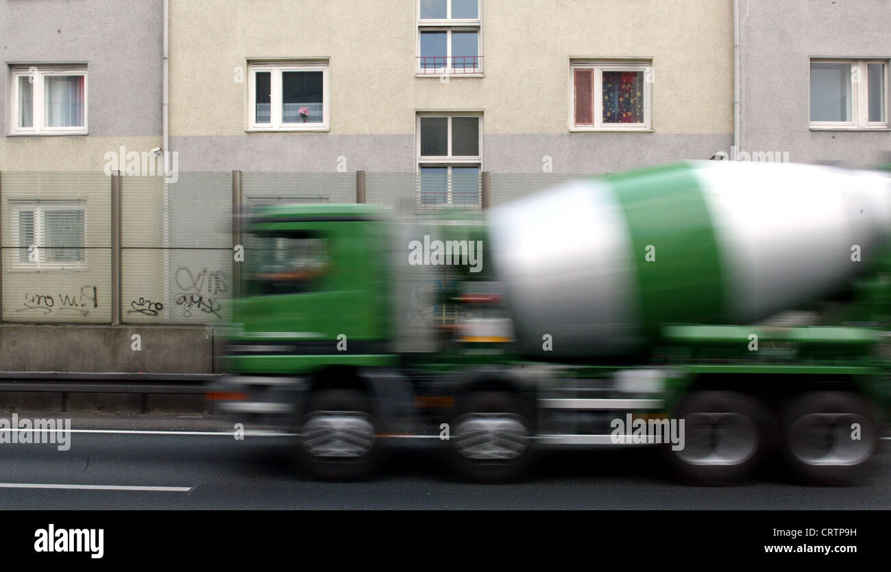 Eine LKW-Fahrt auf der A40 durch das Zentrum von Essen Stockfoto