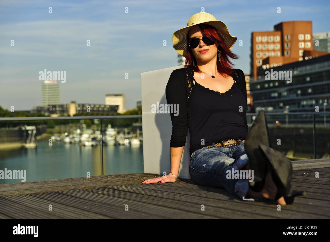 Mädchen sitzt in Düsseldorf mit Stockfoto