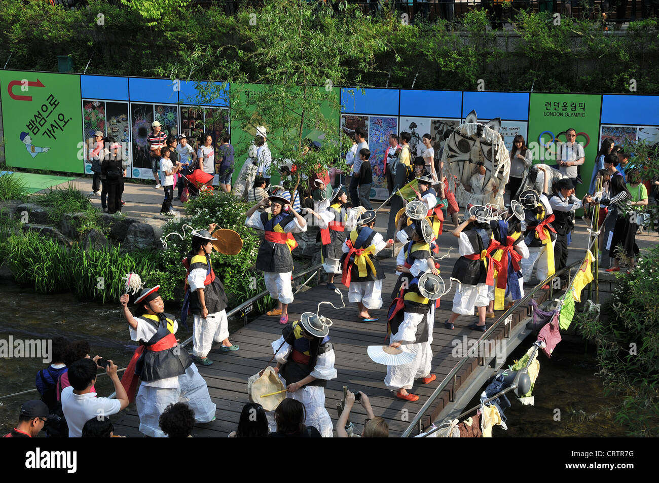 Folklore-traditionelle Tänze Cheonggyecheon Fluss Seoul Südkorea Asien Stockfoto