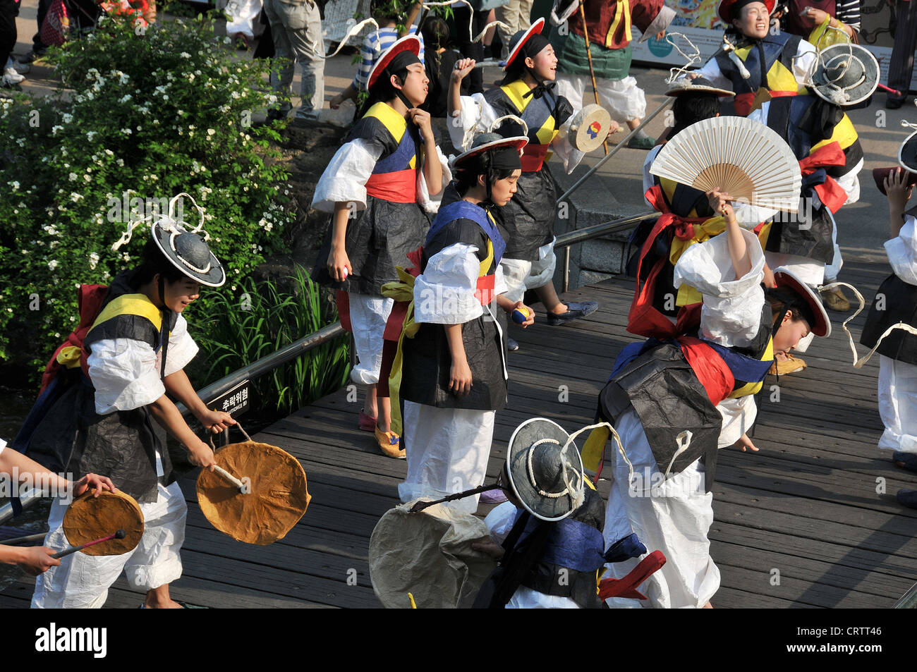 Folklore-traditionelle Tänze Cheonggyecheon Fluss Seoul Südkorea Stockfoto