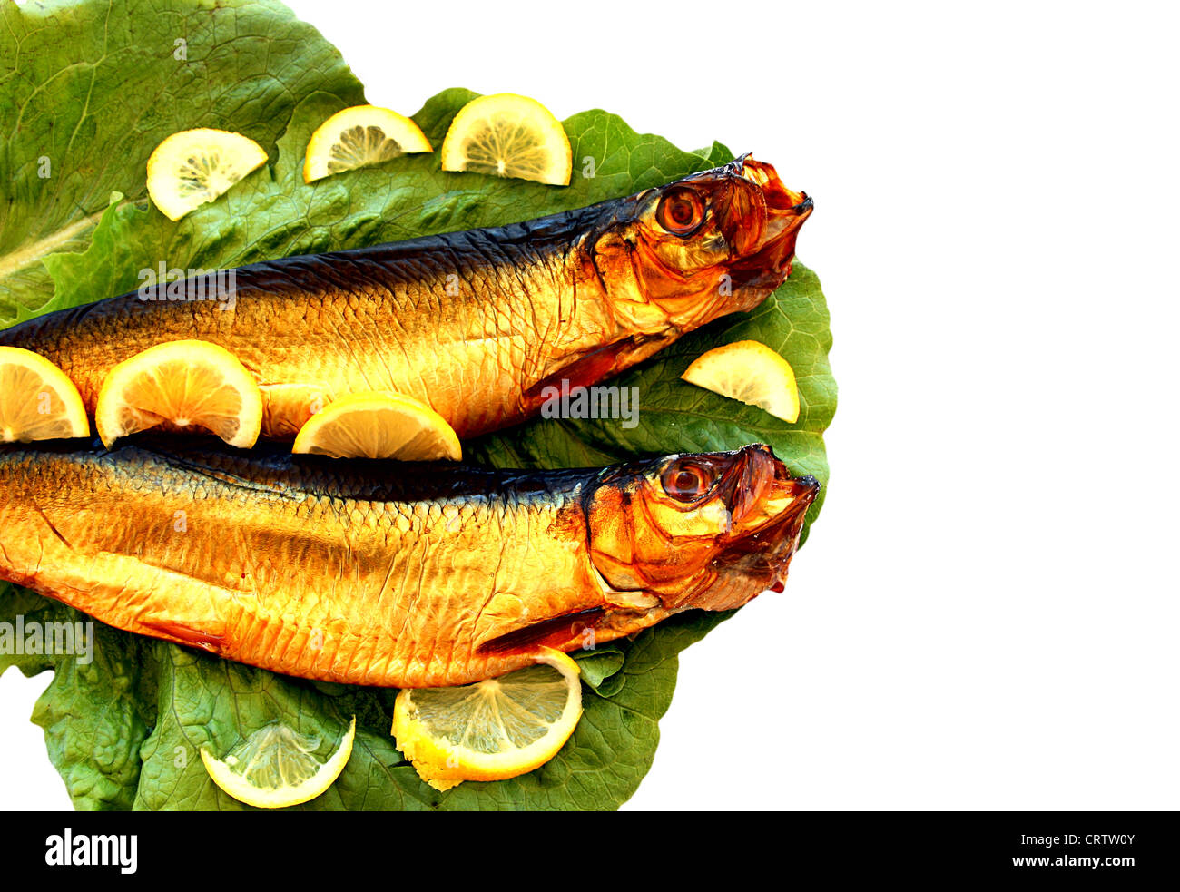 Hintergrund der Rauch getrocknet Goldfisch mit Scheiben von Zitronen auf Platte hautnah Stockfoto