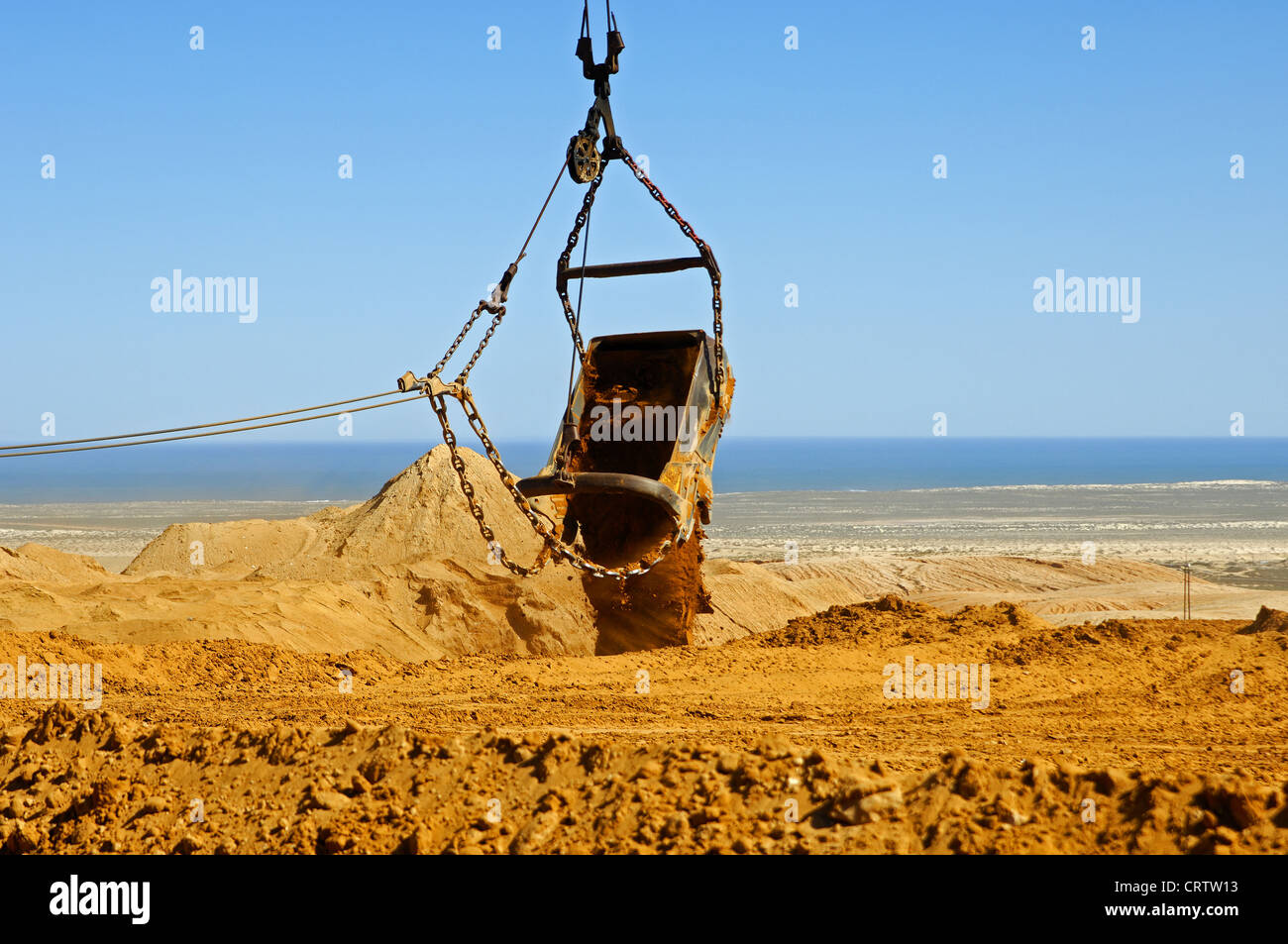 Seilbagger Bagger dumping Aushubmaterial Stockfoto