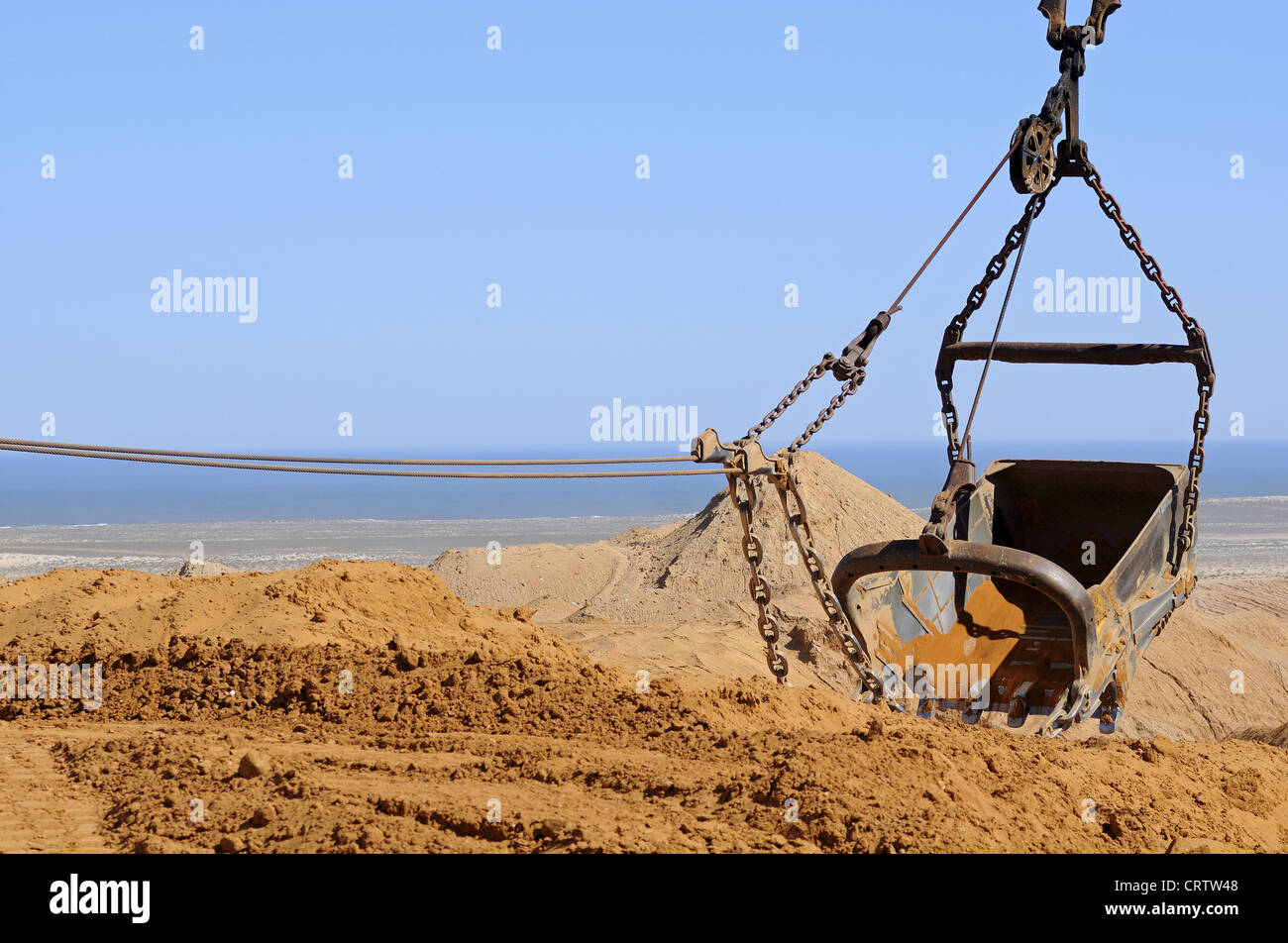 Seilbagger Bagger dumping Aushubmaterial Stockfoto