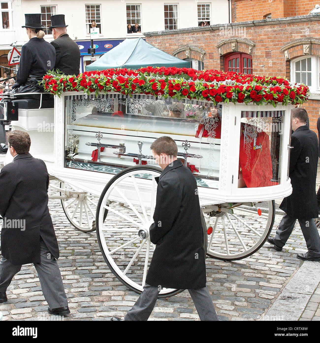 Sarg der Bee Gee Sänger Robin Gibb ist durch Thame vor St. Marys Church für eine private Beerdigung genommen eingenommen. Stockfoto