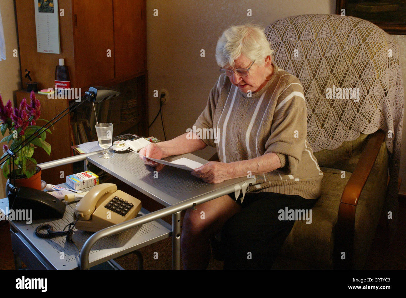 Ein Rentner liest ihre Rente Stockfoto