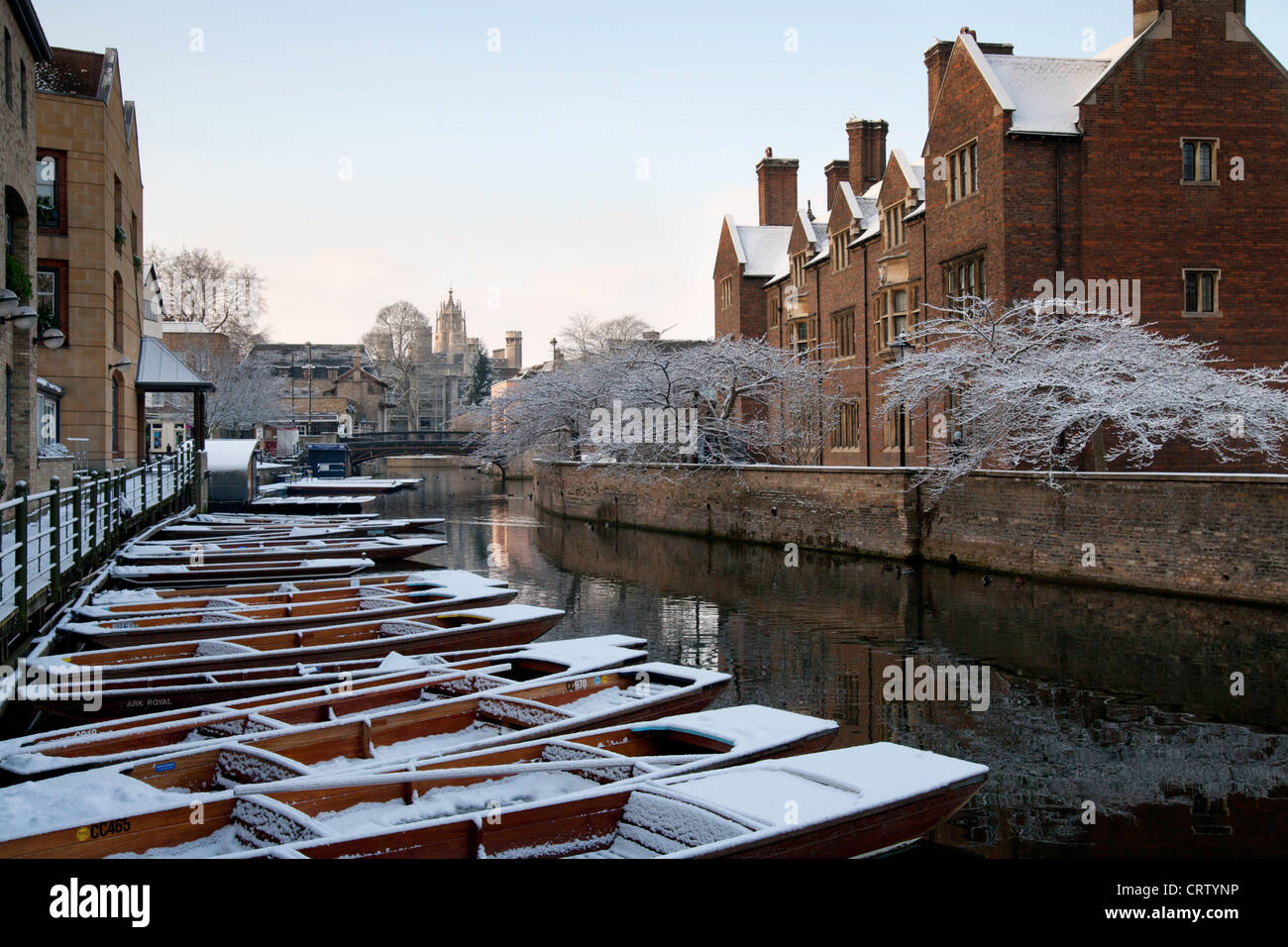 Verschneite Punts am Fluss Cam, gegenüber des Magdalene College Cambridge. Stockfoto