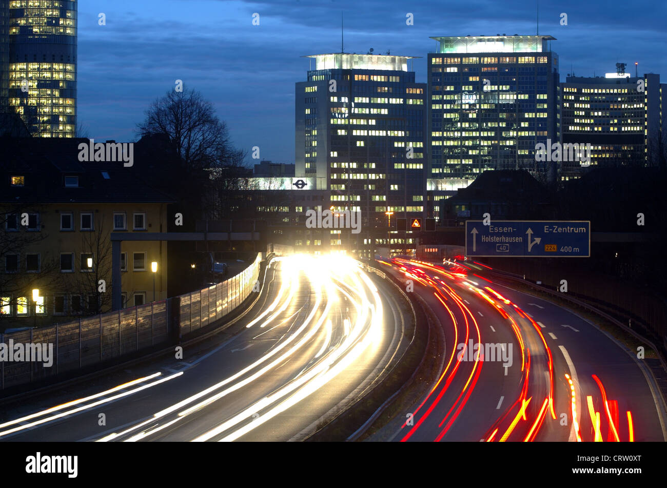 Blick auf die Stadt Essen in der Abenddämmerung, Rush Hour auf der A40 Stockfoto