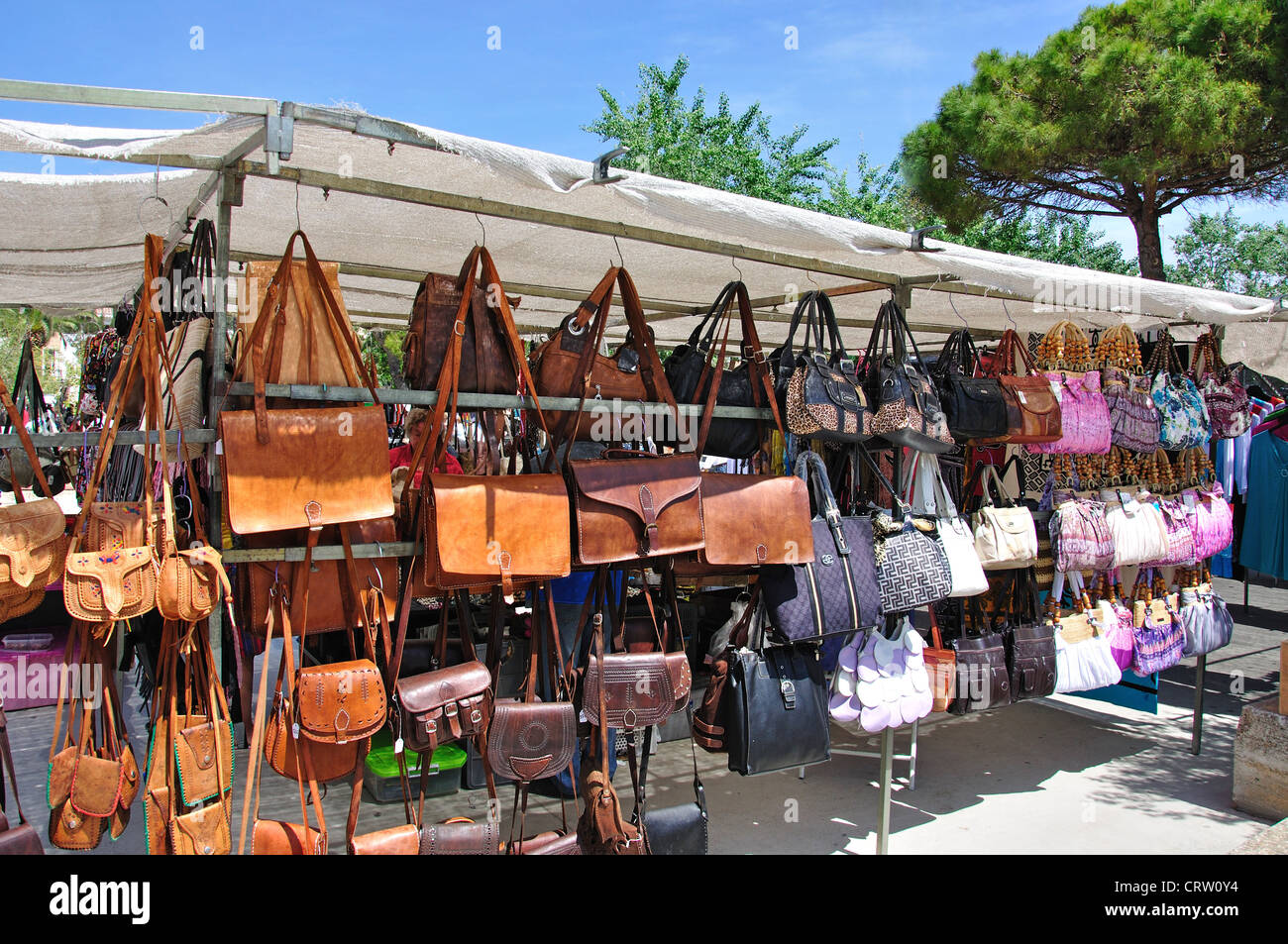 Handtaschen in Open-Air-Markt am Samstag-Handwerk, Plaza Explanada, Mahon, Menorca, Balearen, Spanien Stockfoto