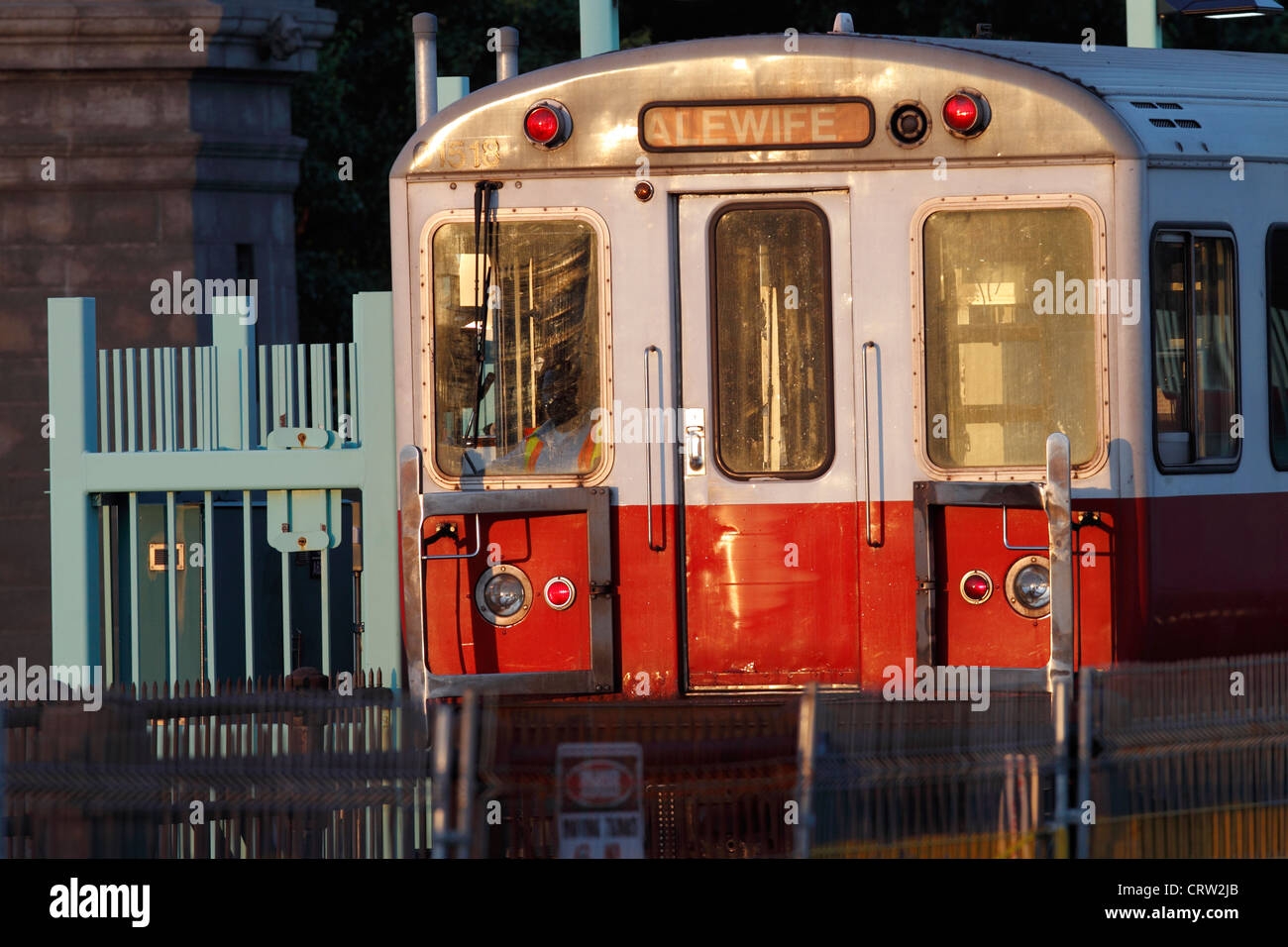Eine rote Linie u-Bahn verlässt Charles Station, Boston, Massachusetts Stockfoto